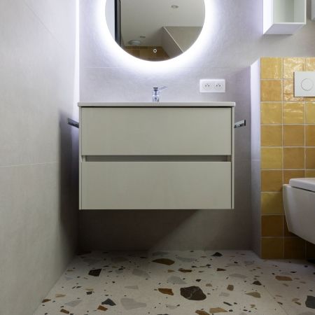 Rénovation d'une salle de bain - terrazzo et touches ocre Rénovation d'une salle de bain - terrazzo et touches ocre