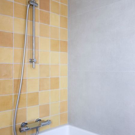 Rénovation d'une salle de bain - terrazzo et touches ocre Rénovation d'une salle de bain - terrazzo et touches ocre