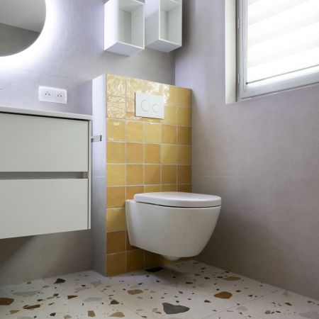 Rénovation d'une salle de bain - terrazzo et touches ocre Rénovation d'une salle de bain - terrazzo et touches ocre