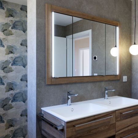 Rénovation de salle de bain : élégance minérale, décor floral et mobilier effet bois Rénovation de salle de bain : élégance minérale, décor floral et mobilier effet bois