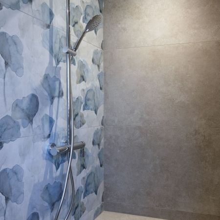 Rénovation de salle de bain : élégance minérale, décor floral et mobilier effet bois Rénovation de salle de bain : élégance minérale, décor floral et mobilier effet bois