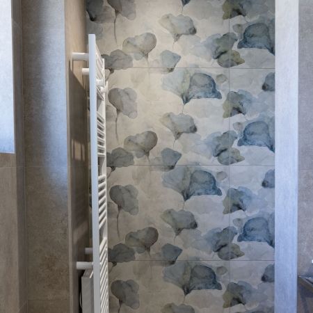 Rénovation de salle de bain : élégance minérale, décor floral et mobilier effet bois Rénovation de salle de bain : élégance minérale, décor floral et mobilier effet bois