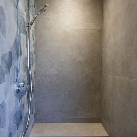 Rénovation de salle de bain : élégance minérale, décor floral et mobilier effet bois Rénovation de salle de bain : élégance minérale, décor floral et mobilier effet bois
