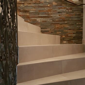 Réalisation d'un escalier et mur décoratif