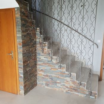 Réalisation d'un escalier et mur décoratif