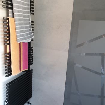 Rénovation d'une salle de bain avec grande douche Rénovation d'une salle de bain avec grande douche