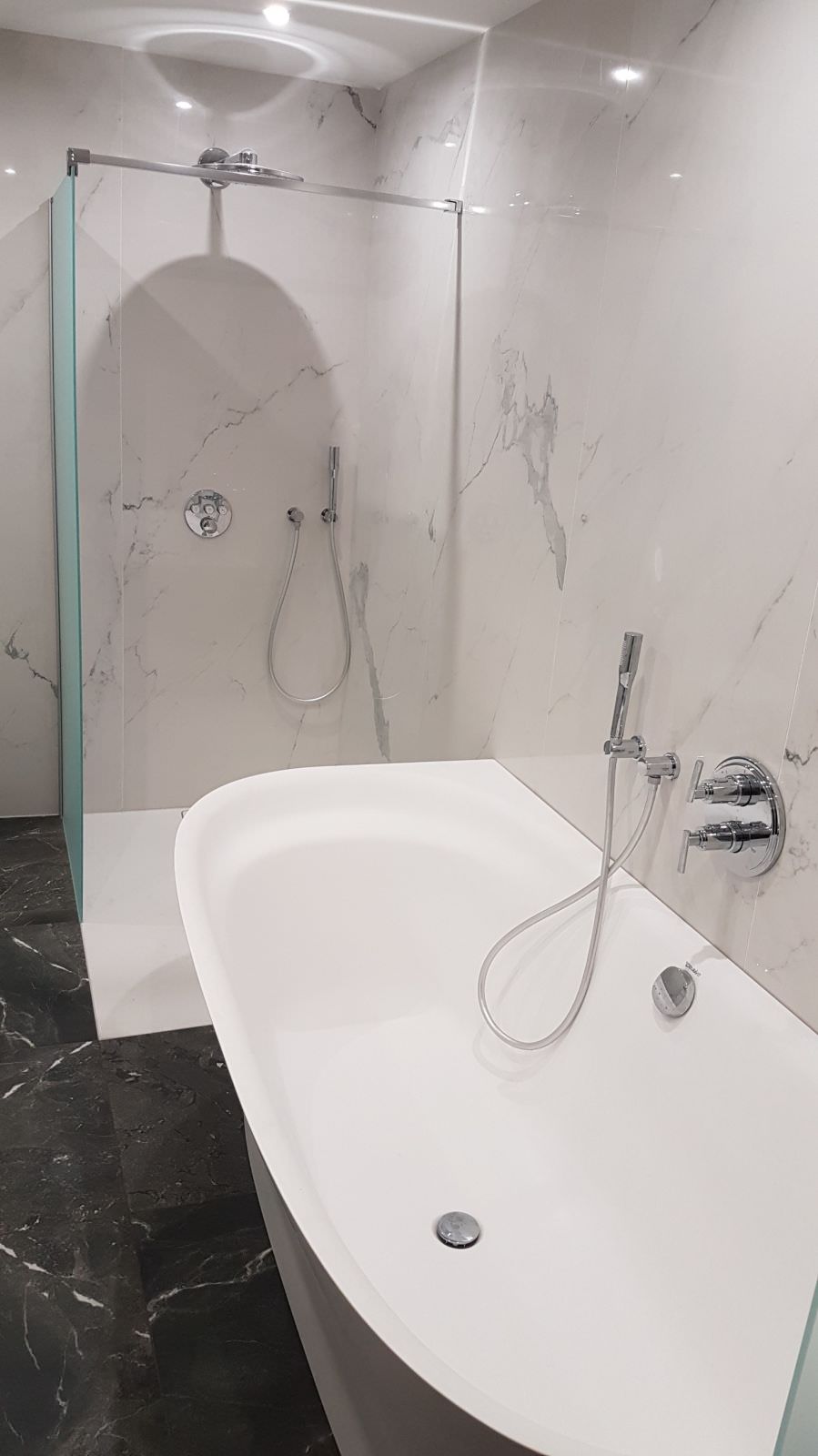Salle de bain avec carreaux XXL aspect marbre