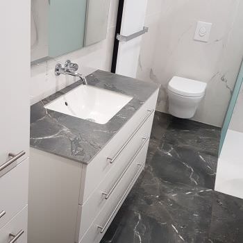 Salle de bain avec carreaux XXL aspect marbre