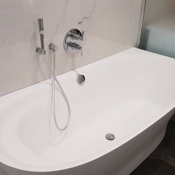 Salle de bain avec carreaux XXL aspect marbre