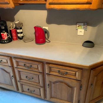 Pose de plaque XXL sur plan de travail et crédence de cuisine