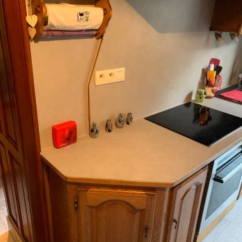 Pose de plaque XXL sur plan de travail et crédence de cuisine
