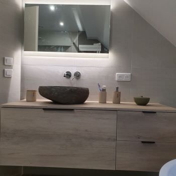 Rénovation d'une salle de bain avec baignoire semi ilôt