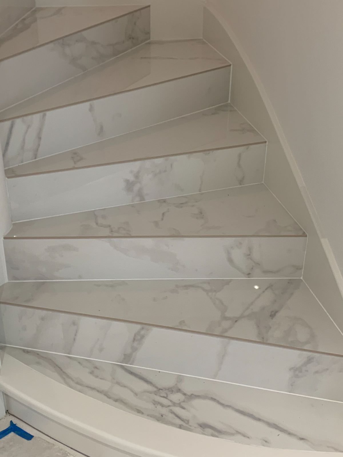 Rénovation d'un escalier aspect marbre