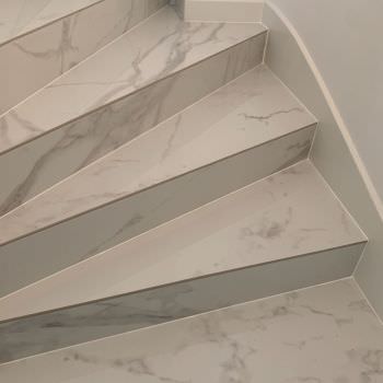 Rénovation d'un escalier aspect marbre