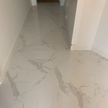 Rénovation d'un escalier aspect marbre