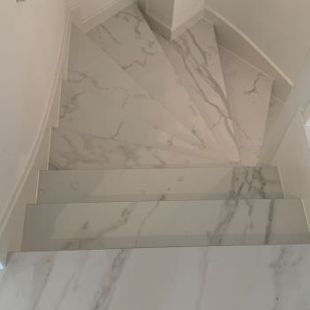 Rénovation d'un escalier aspect marbre