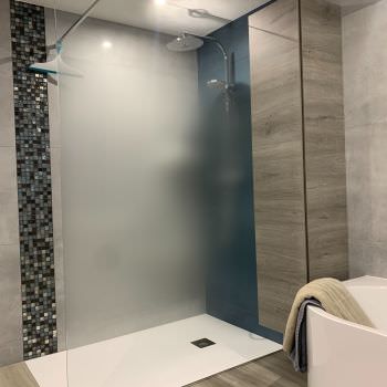 Rénovation d'une salle de bain avec baignoire semi ilôt