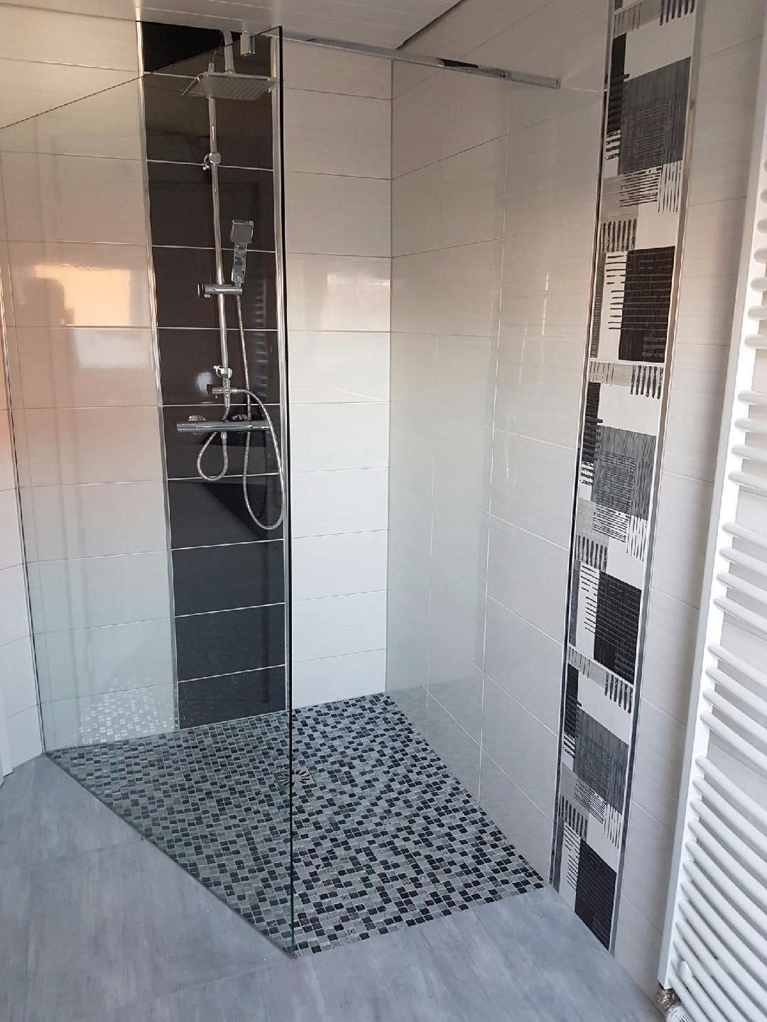 Rénovation salle de bain noir et blanc à Diemeringen