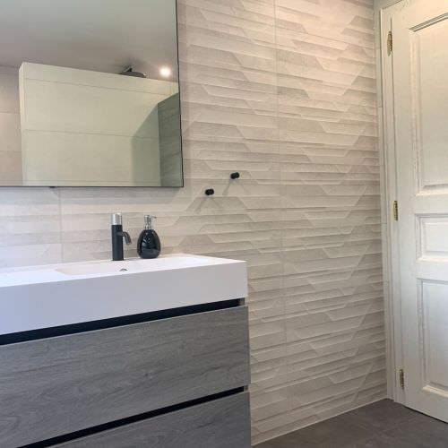 Rénovation d'une salle de bain avec plaques XXL