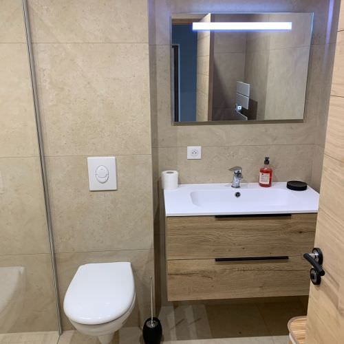 Salle de bain avec carrelage type pierre de bourgogne