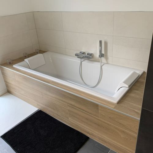 Création d'une salle de bain avec douche et baignoire