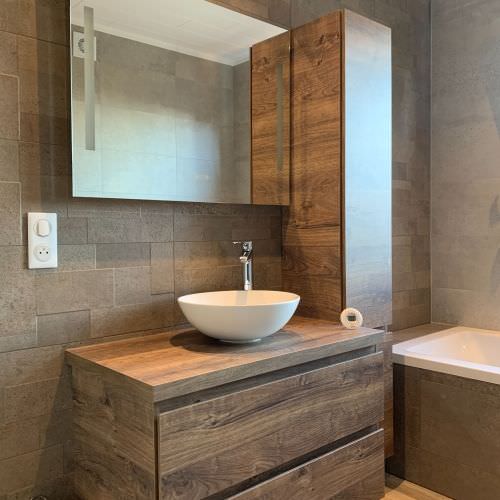 Salle de bain aspect bois et mosaïque