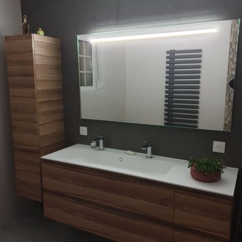 Salle de bain avec douche