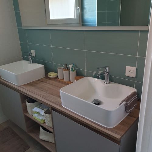 Salle de bain dans les tons blancs et turquoise