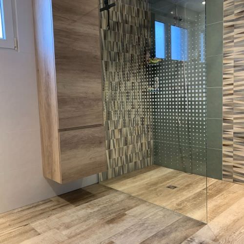 Transformation d'une salle de bain effet bois