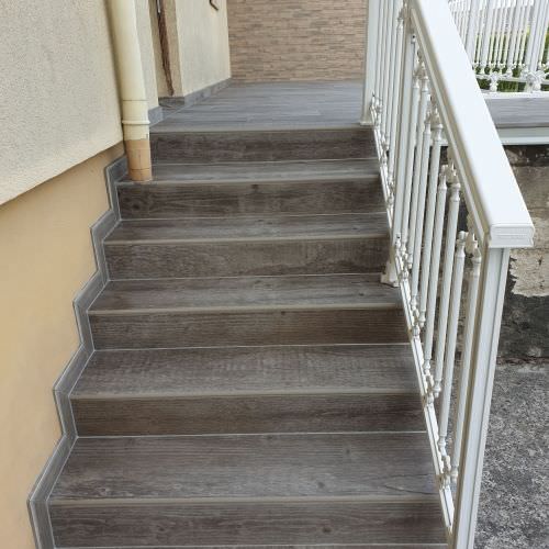 Escalier extérieur et balcon effet bois