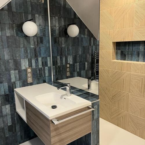 Réorganisation d'une salle de bain avec baignoire