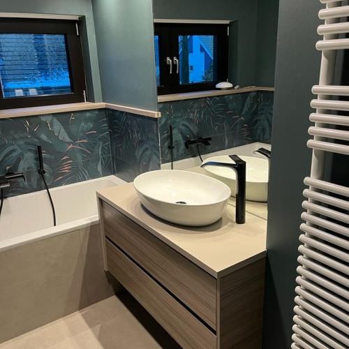 Salle de bain avec carrelage décoratif