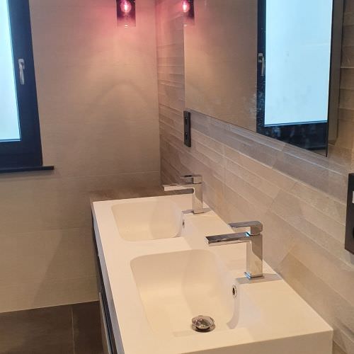 Aménagement d'une salle de bain et d'un wc dans un style moderne Aménagement d'une salle de bain et d'un wc dans un style moderne