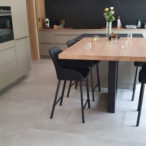 Sols d'une maison en carrelage 80x80