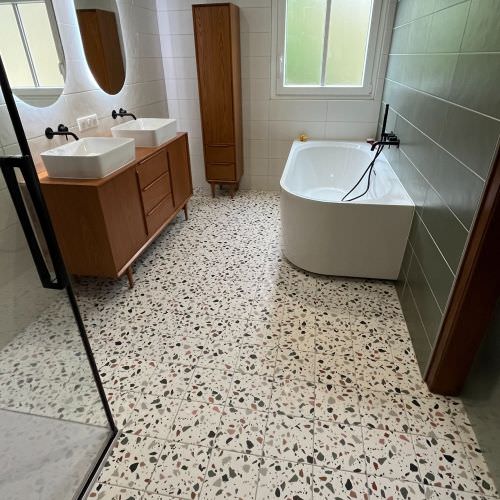 Salle de bain effet terrazzo