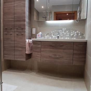 Rénovation d'une petite salle d'eau en tonalités claires