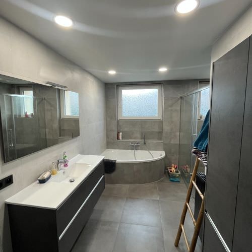 Rénovation d'une salle de bain dans un ton gris