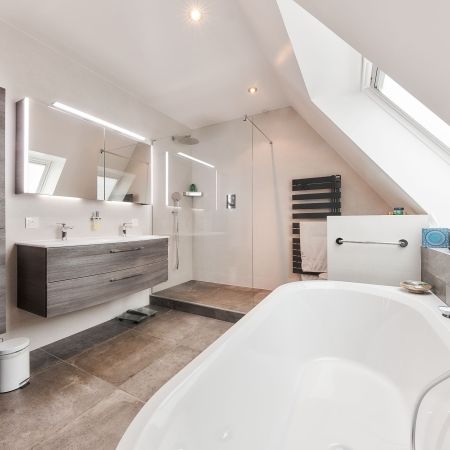 Aménagement d'une salle de bain avec wc