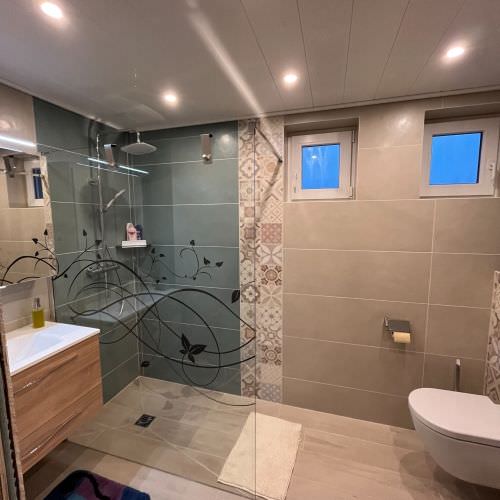 Transformation complète d'une salle de bain avec wc