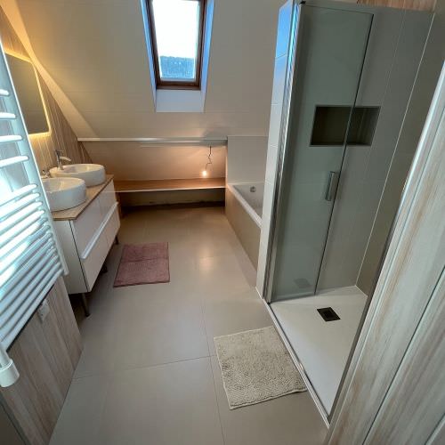 Salle de bain dans les tonalités claires