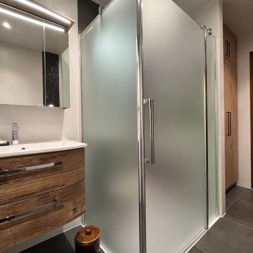 Réorganisation d'une salle de bain avec douche