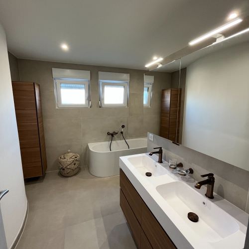 Salle de bain avec douche et baignoire