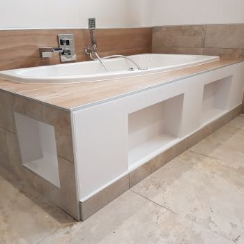 Salle de bain avec baignoire balnéo