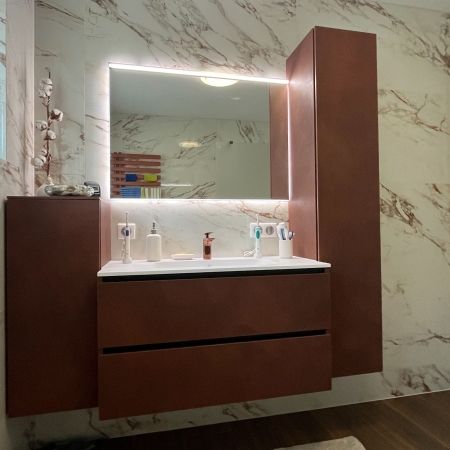 Rénovation d'une salle de bain effets bois et marbre