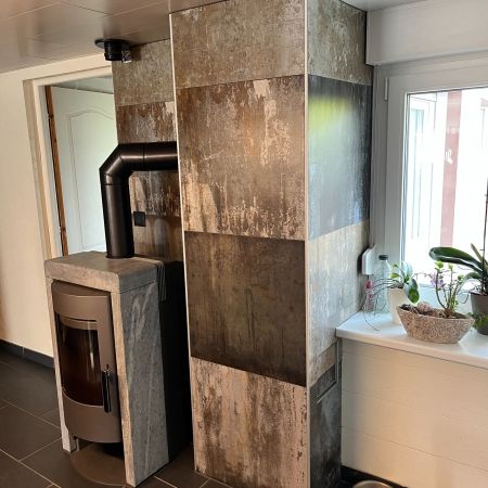 Mur décoratif derrière un poêle