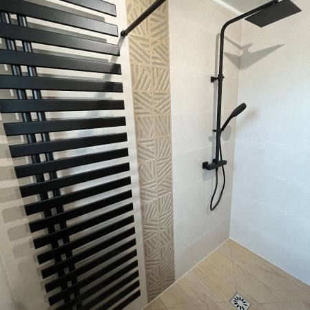 Rénovation d'une salle de bain dans les tons naturels