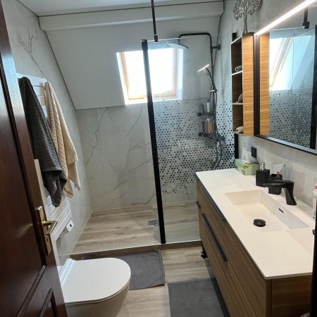 Une salle de bain élégante avec un WC