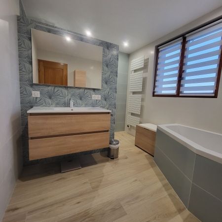 Une salle de bain rénovée avec douceur