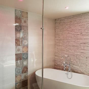 Salle de bain cosy avec robinetterie RETRO