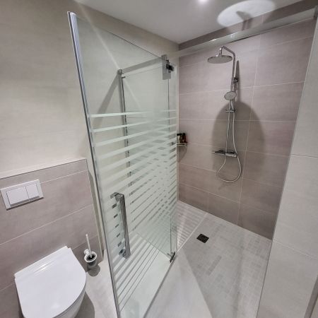 Création d'une salle d'eau avec un toilette